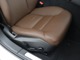 ドライバーの身体を支えるシートの表皮には、手触りのいい本革を使用しております。身体にフィットする形状でサポート性に優れ、幅広い調整機能も備えています。