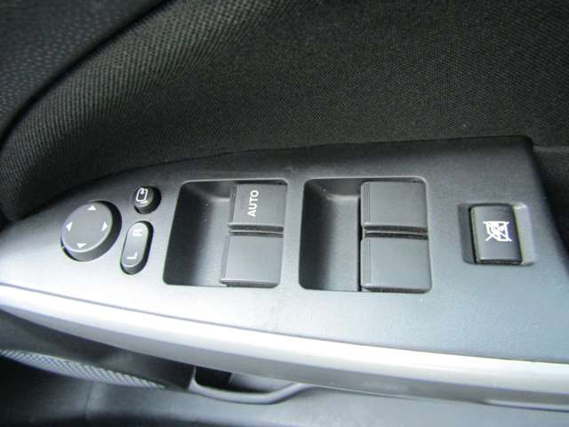電動格納式ドアミラーのスイッチがついているので、ミラーの調整・格納が簡単にできます。