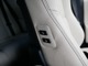 助手席シートの側面部にもシート位置調整スイッチが装備されています。　後席の方や運転手の方がシート位置を調整出来るように設計されています。