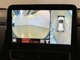 【パノラミックビューモニター】映像で、見づらい車両周辺の確認をアシスト。クルマを真上から見ているような映像を表示。 運転席から確認しにくい車両周囲の状況を把握。