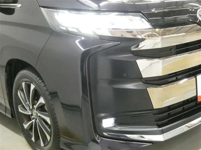 LEDヘッドライトです。デザイン性がよくとても明るいので、夜間の走行や悪天候でも安心です。しかも長寿命！