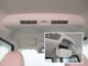 リヤシーリングファン装備で後方へ直接クーラーを向けれます。冷えたクーラーでは無く送風で車内の冷気を循環する装置です。リヤシーリングファンの前側にサングラスを収納できるちょうど良いサイズの収納有り！