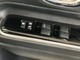格納式リモコンドアミラーと、パワーウィンドウマスタースイッチです。車内の換気も運転席から簡単に行えます。
