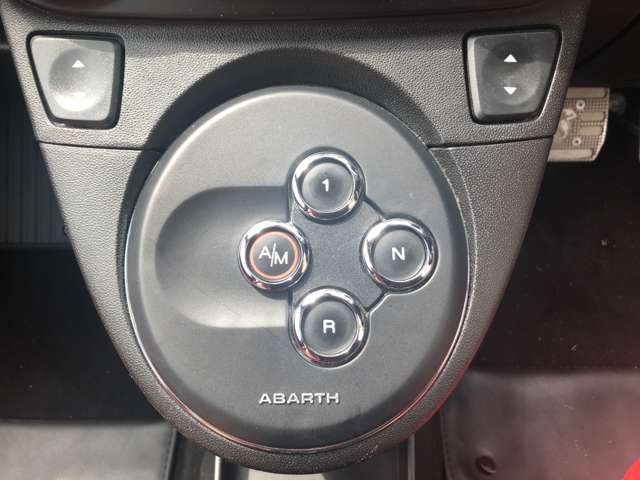 これがミッションのAuto/Manualの切り替えやリバース等を選択するボタンです。