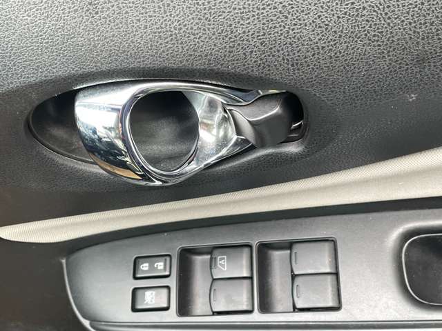 運転席ドアには、ウインドー開閉スイッチ、ウインドー開閉ロックスイッチが付いています。