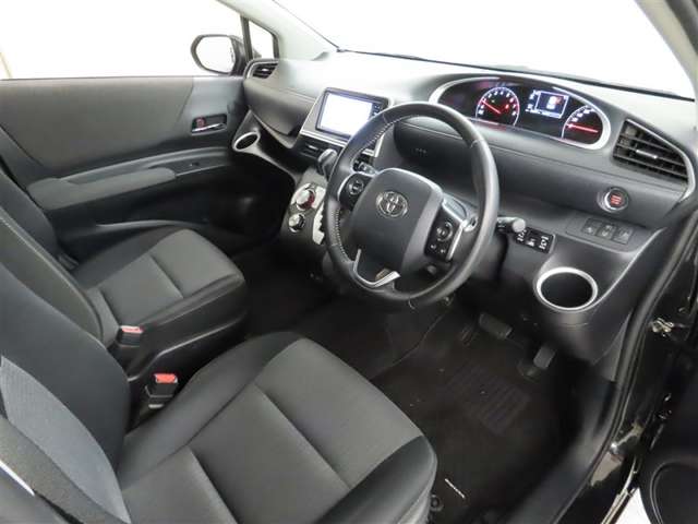 シンプルで使いやすいデザインの運転席です。