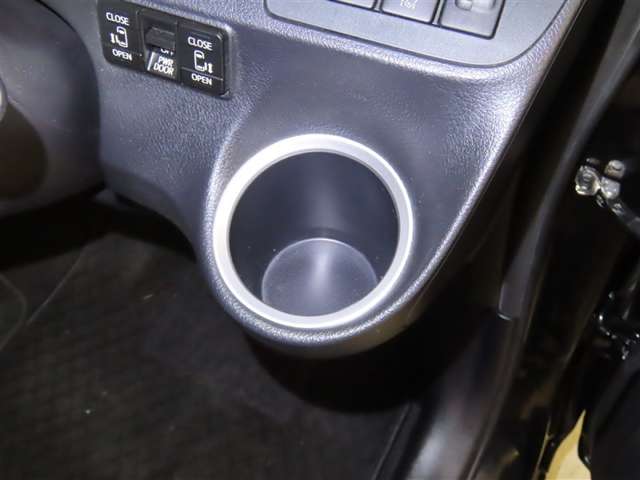 運転席にカップホルダーを装備しております。