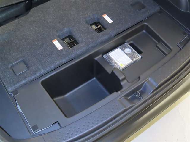 デッキボードの下に収納スペースを装備しております。