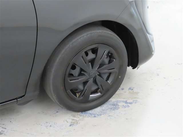 装着タイヤサイズは、１８５／６０Ｒ１５です。