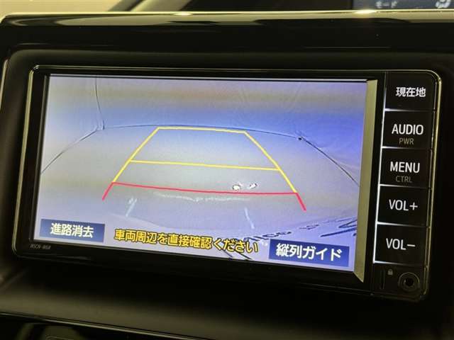 後方の見える安心をお届けするバックガイドモニター付：バックするときのアシストラインもあって楽々バック！車庫入れや縦列駐車をサポートし、苦手な駐車も安心です！今やもう手放せない装備ですネ♪