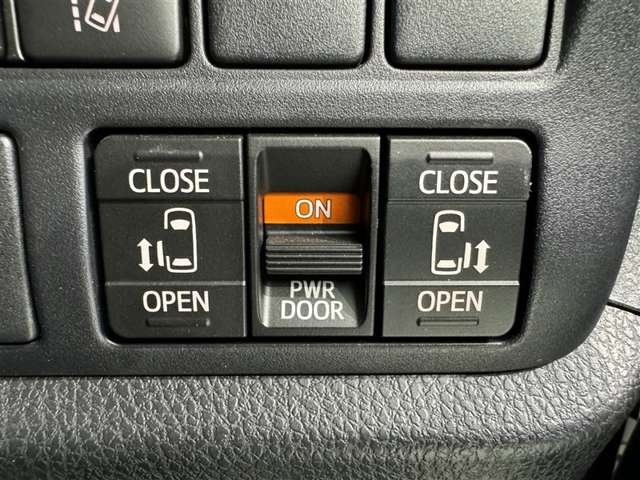 両側電動スライドドアで狭い所でも乗り降り楽々です！