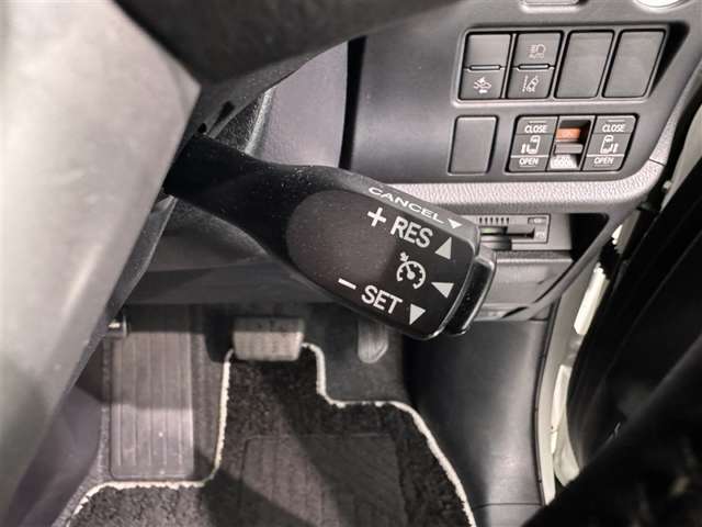 クルーズコントロール機能が付いています。　速度を設定するとアクセルを踏まなくても一定の速度で走ることができます。　　高速道路ではとても便利な装置なんです。