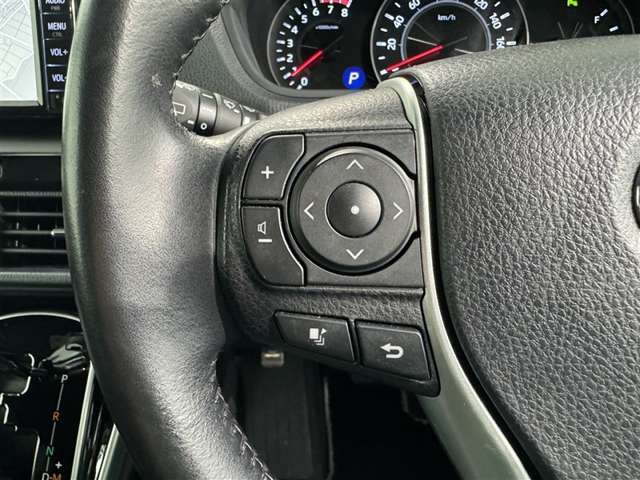 ステアリングスイッチ装備！運転しながら手元でオーディオの操作などができます。