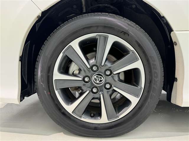 純正アルミホイールが車の雰囲気を引き立てますね！