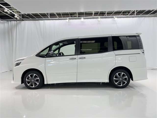 流れるようなボディラインが魅力的で乗降りしやすい車両です