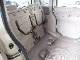 座面を跳ね上げれば、後席が背の高い空間に。駐車場などで後ろが狭く、テールゲートが開けられない時に、横から積みやすい「もうひとつの荷室」になるなど、アイデア次第で使い方が広がります。