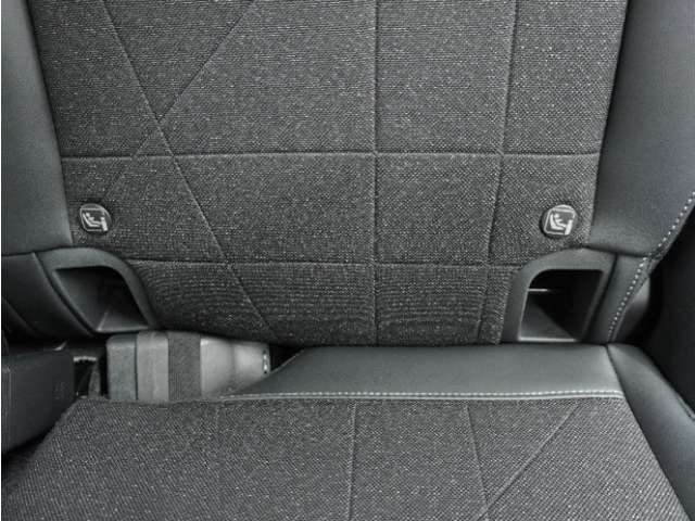 ◆ISOFIX◆シートベルトいらずでチャイルドシートと固定金具を連結するだけでガッチリ固定できます。