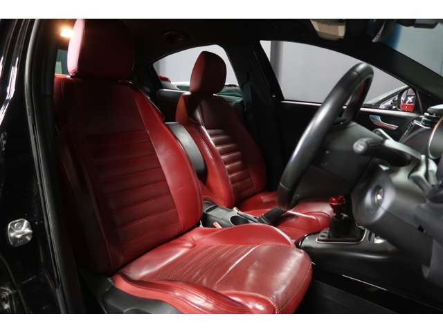 ●『レッドレザーシート』人気の赤革シートがアクセントとなったお洒落でモダンな車内です♪色々なシーンで活躍してくれます！