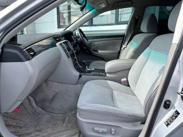 運転席、助手席はパワーシートとなっております！ボタン操作のみで座席の調整が可能です。