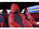 Mカーボンバケットシート：イルミネーション付きロゴが組み込まれたMカーボンバケットシートは軽量性と快適性を確保します。