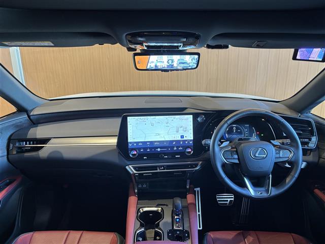全体を俯瞰してみるとよく分かる、細部までこだわったデザインです！ドライバーの運転姿勢にもこだわっていることがよく分かります！