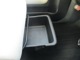 助手席のシート下には大容量の水にも汚れにも強いトレーが収まっています。これは便利！人気の装備です。