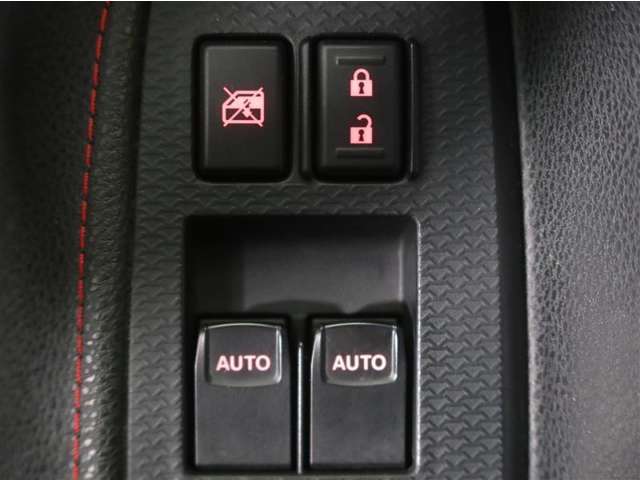 全席パワーウインドウ付きです。運転席から全席の操作ができて、開閉操作のロックもできます。