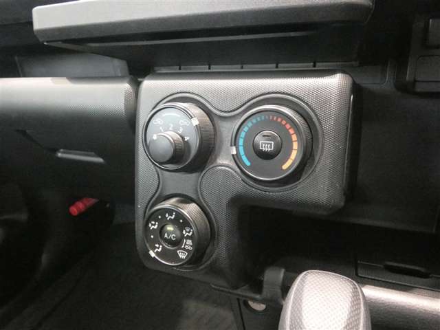 調整が容易なマニュアルエアコンです。夏は快適に、冬も車内の曇りを取ってくれるので安全です♪