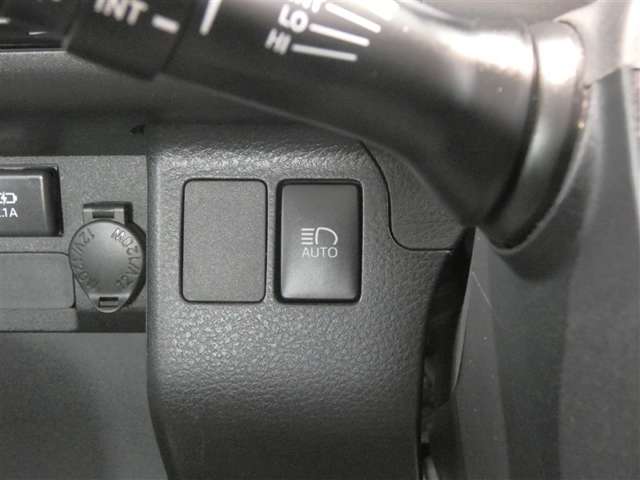オートマチックハイビーム装備です。先行車や対向車のライトを認識し、ハイビームとロービームを自動で切り替える機能です。夜道の視界を確保します。詳細は販売店スタッフまでおたずねください。