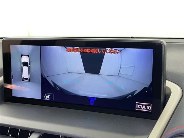 パノラミックビューモニターを装備。駐車場や交差点でクルマを真上から見るように周囲を確認できます。機能の詳細は販売店スタッフまでおたずねください。
