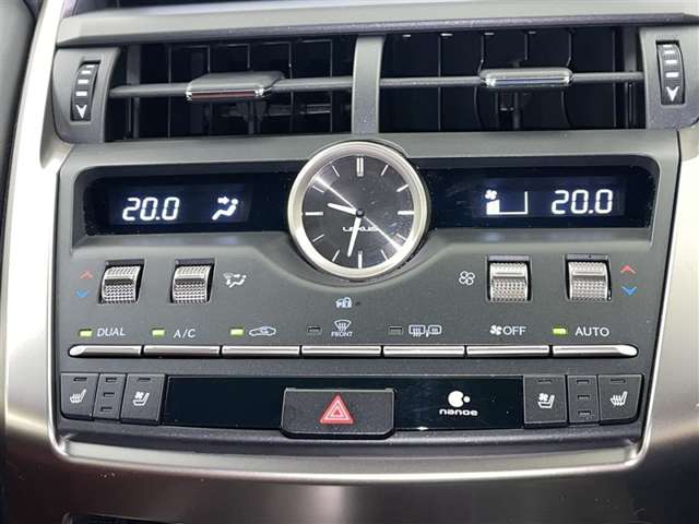 左右独立温度コントロールフルオートエアコンです。運転席、助手席それぞれで独立して温度設定ができます。冷え性の方が乗っても安心ですね♪