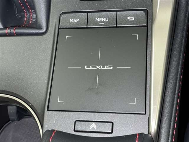 手元でナビゲーションなどの操作を可能にする「リモートタッチ」は、運転姿勢の変化を抑制し、スムーズな操作が可能です。