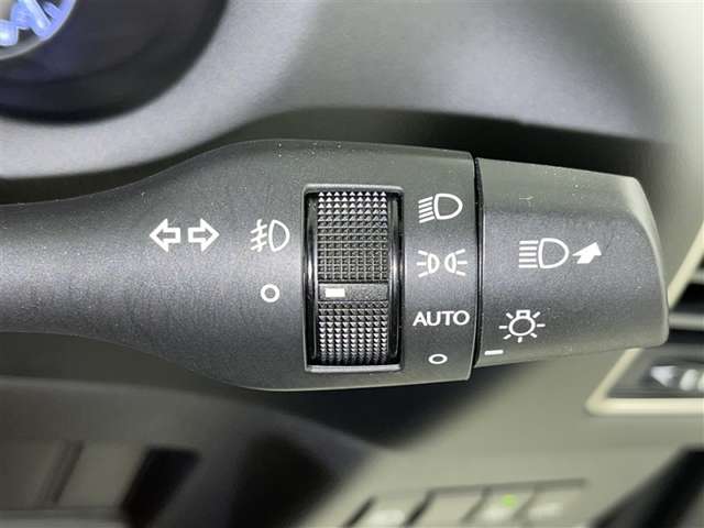 【オートライト】車外の明るさに応じて自動的にライトの点灯・消灯をしてくれます