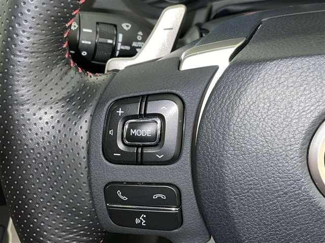 ステアリングスイッチ装備！運転しながら手元でオーディオの操作などができます。