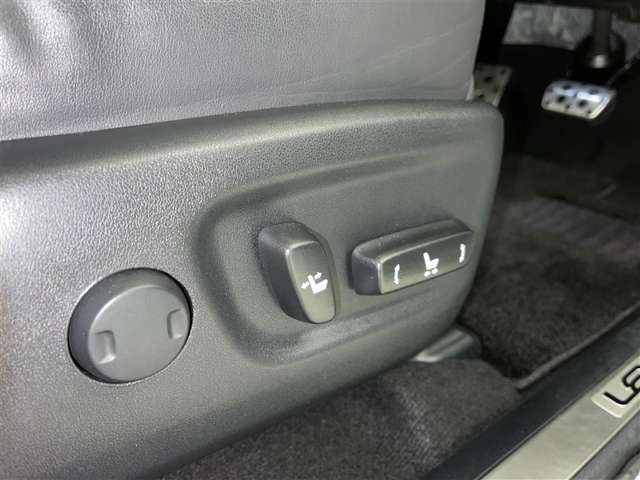 パワーシート搭載。微妙な調整が手軽にでき、ピッタリのポジションで運転することが可能です。