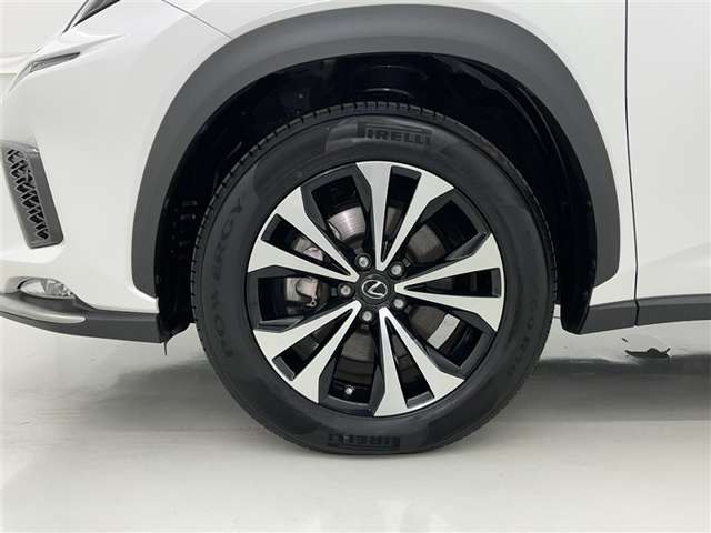 かっこいいホイールですね。　車のイメージを大きく左右するホイール部分はコダワリを持ちたいですね。