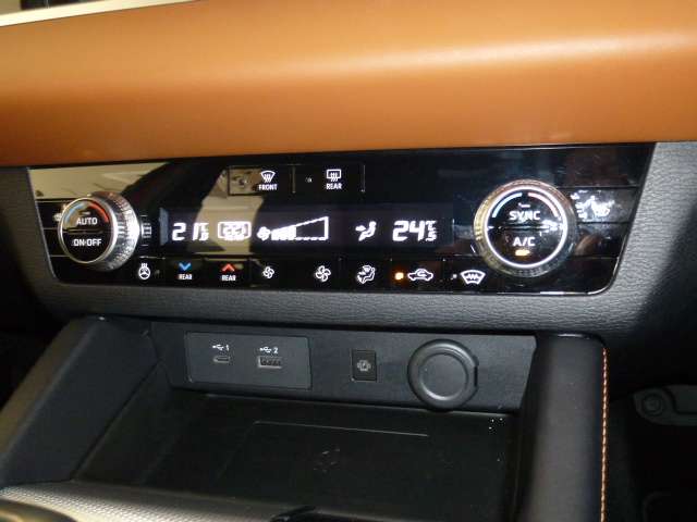 ３ゾーン独立温度コントロール式フルオートエアコンを装備。運転席、助手席、後席それぞれで温度設定が可能です。