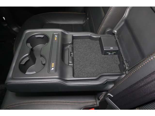 【シートヒーター/USB充電口】セカンドシート中央部に折り畳み式のひじ掛けがついております♪冬場に嬉しいシートヒーター付！内部にはUSB充電口が2口ついておりますので、後席でのスマートフォンの充電も可能です♪