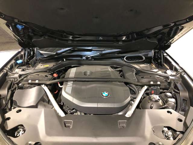 BMW 3.0L 直列6気筒ツインパワーターボ ガソリンエンジン ：バルブトロニック（無段階可変バルブリフト）、ダイレクトインジェクションシステム、ダブルＶＡＮＯＳ（吸排気無段階可変バルブタイミング）
