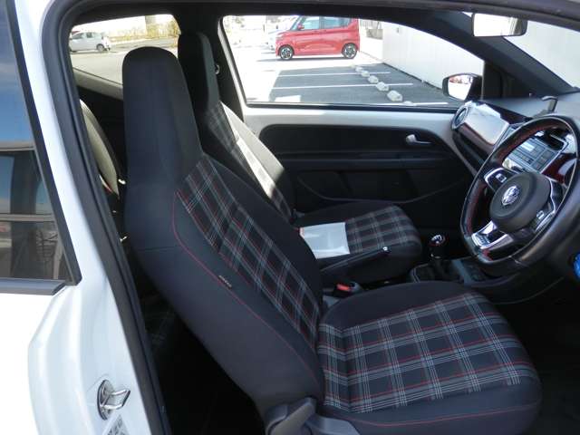 VWのスポーツモデルに採用されるチェック柄のシートになります。