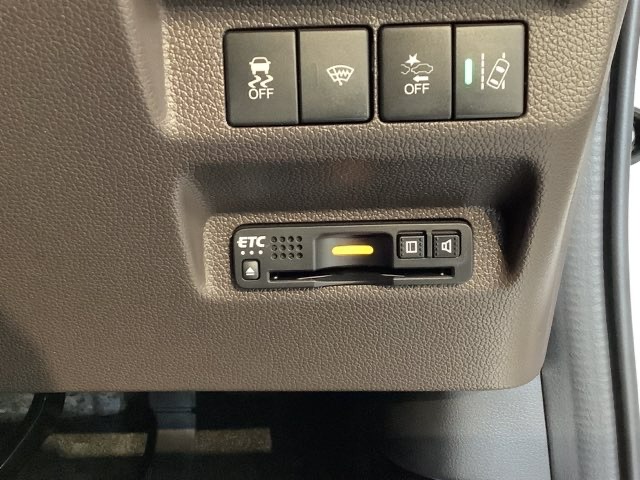 Hondaセンシング用の、ＶＳＡ（ABS＋TCS＋横滑り抑制）解除とレーンキープアシストシステムのメインスイッチなどはハンドルの右側に装備しています。その下にETCがついています。高速道路の料金所の通