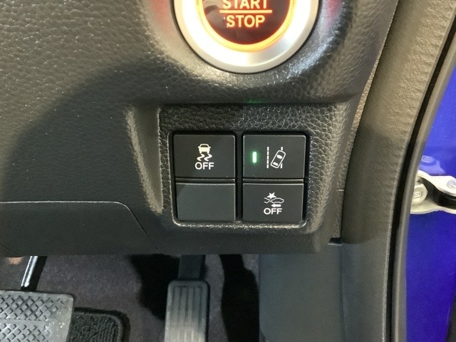 エンジンスタートスイッチの下には、Hondaセンシング用のＶＳＡ（ABS＋TCS＋横滑り抑制）解除スイッチとレーンキープアシストシステムなどのメインスイッチを装備しています。