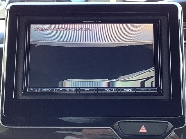 ギヤをＲ（バック）に入れるとナビの画面に後ろの映像が映るリアカメラ付です。後退時、コンディションが悪い視界でもカラーバックモニターがドライバーをサポートします。