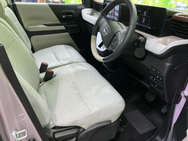明るい色合いのシートが前席をやさしく包み、運転席まわりも視線を移しやすい配置です。足元にはゆとりがあり、乗り降りのしやすさにも配慮された空間でお過ごしいただけます。