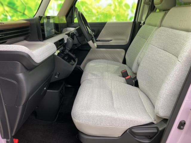 ゆったりとした前席は、明るいシートカラーで車内を爽やかに演出します。運転席から前方を見渡しやすく、助手席側にも開放感があり、毎日の移動を心地よく支えます。