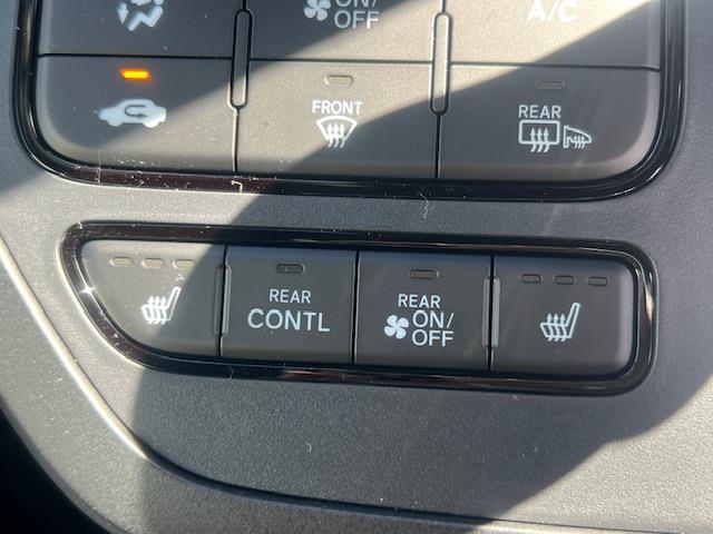 【オートエアコン】車内温度を感知して自動で温度や風量、風向を調節をしてくれるのでいつでも快適な車内空間を創り上げます！