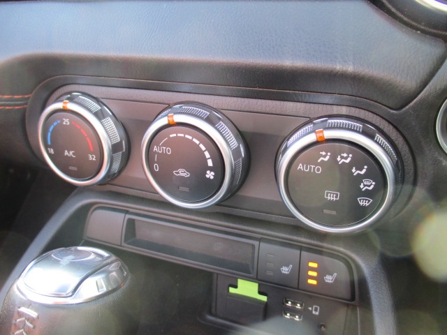 大きなダイヤルとスイッチで運転しながらの操作がしやすいフルオートエアコンを装備しております。温度設定で常に快適な空調コントロールを致します。