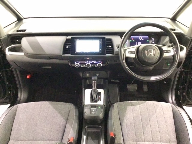 ★運転席の周りには手の届く範囲に、Hondaセンシング用のメインスイッチ・左側電動スライドドアの操作スイッチ・ＥＴＣがついています。他にスマートフォンの充電可能なUSB端子などたくさんの装備がついてい