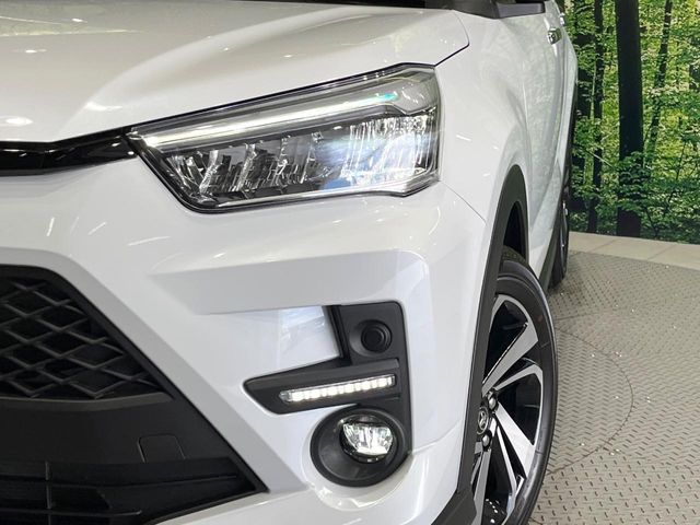 【シーケンシャルターンランプ付きＬＥＤヘッドライト】人気の『流れるウィンカー』付きのＬＥＤヘッドライトを装備♪高級感はもちろん、点灯時は存在感たっぷりで他車からも認識されやすく安心です。