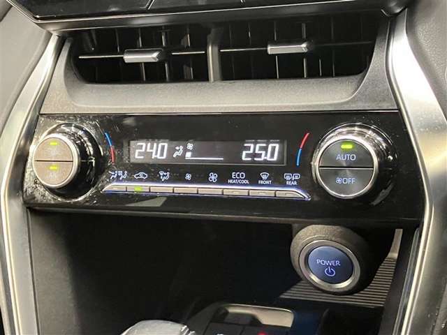 【オートエアコン】選択した温度に室内温度を自動的に調整してくれます。快適にドライブできますよ♪